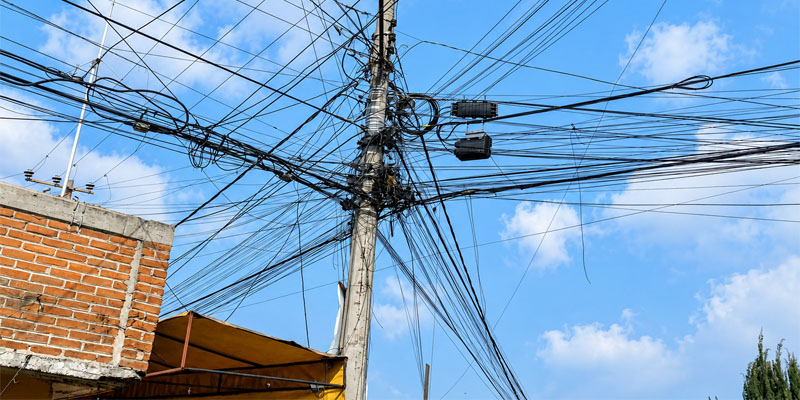 Overhead Telecommunications Systems on Mexican Streets